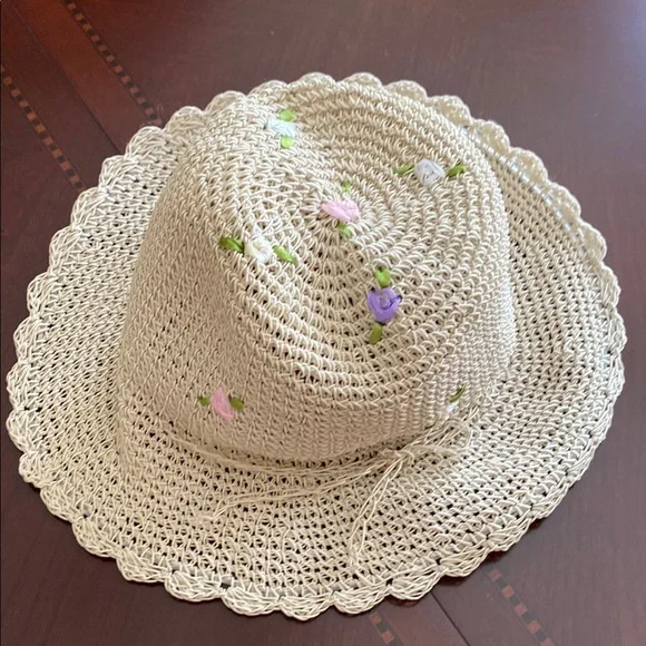 Elegant Beige Crochet Hat with Floral Accents - Picture 2 of 5